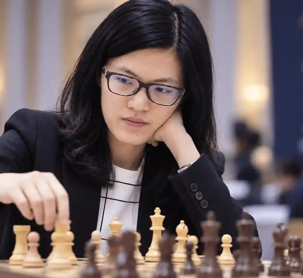 Hou Yifan jogando xadrez em imagem ilustrativa