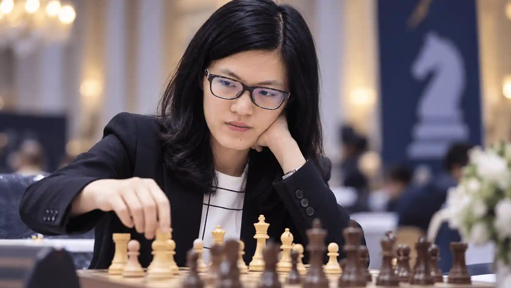 Hou Yifan jogando xadrez em imagem ilustrativa